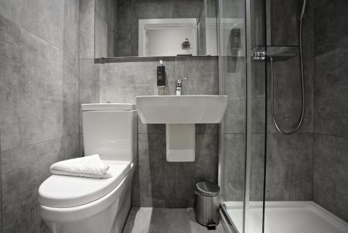 Habitación Cuádruple con aseo y ducha privados del hotel The 29 London. Foto 4