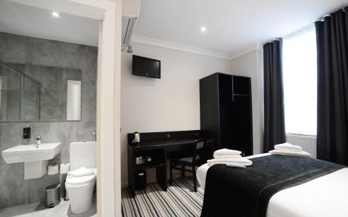 Habitación Cuádruple con aseo y ducha privados del hotel The 29 London. Foto 6