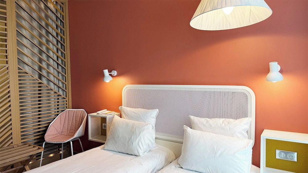 Habitación clásica con 2 camas individuales, 2 camas individuales del hotel Okko Hotels Paris Rosa Parks. Foto 1