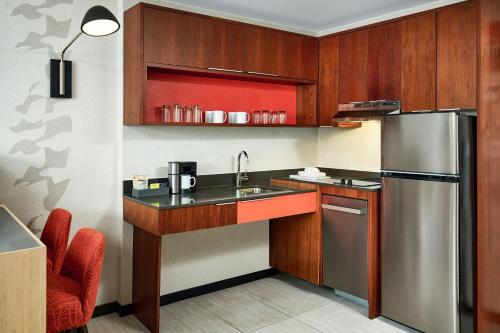 Estudio con cama extragrande y sofá cama del hotel Residence Inn By Marriott New York Queens