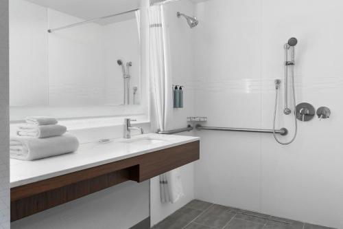 Estudio con sofá cama y vistas a la ciudad - 1 cama extragrande del hotel Residence Inn By Marriott New York Queens. Foto 6