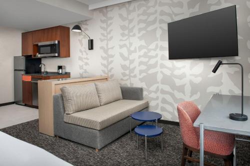 Estudio con cama extragrande y sofá cama del hotel Residence Inn By Marriott New York Queens. Foto 1