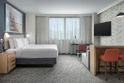 Estudio con cama extragrande y sofá cama del hotel Residence Inn By Marriott New York Queens. Foto 3