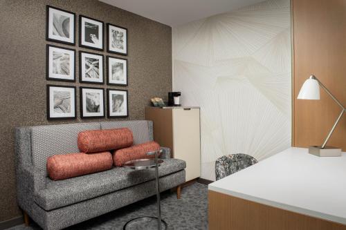 Suite Estándar con cama King del hotel SpringHill Suites by Marriott New York Queens. Foto 2