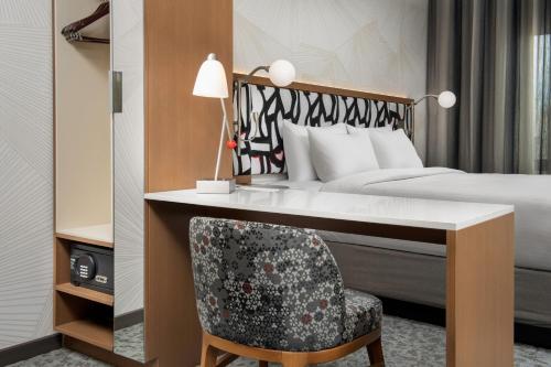 Suite Estándar con cama King del hotel SpringHill Suites by Marriott New York Queens. Foto 3