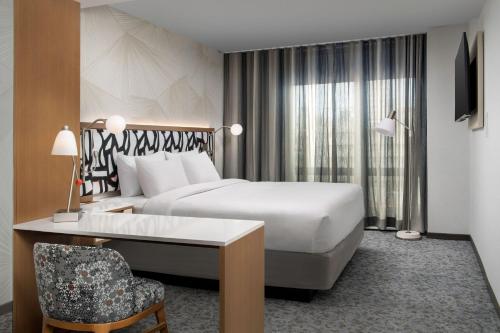 Suite con cama extragrande del hotel SpringHill Suites by Marriott New York Queens