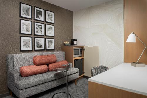 Suite con cama extragrande del hotel SpringHill Suites by Marriott New York Queens. Foto 1