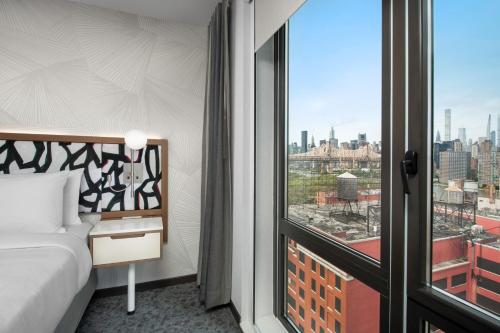 Suite Doble con vistas a la ciudad y cama grande del hotel SpringHill Suites by Marriott New York Queens