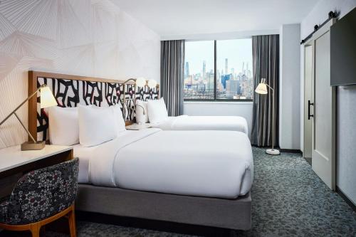 Suite con dos camas Queen y vista a la ciudad del hotel SpringHill Suites by Marriott New York Queens