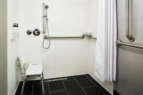 Suite con dos camas Queen del hotel SpringHill Suites by Marriott New York Queens