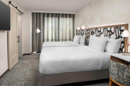 Suite Vista ciudad 2 Camas dobles del hotel SpringHill Suites by Marriott New York Queens