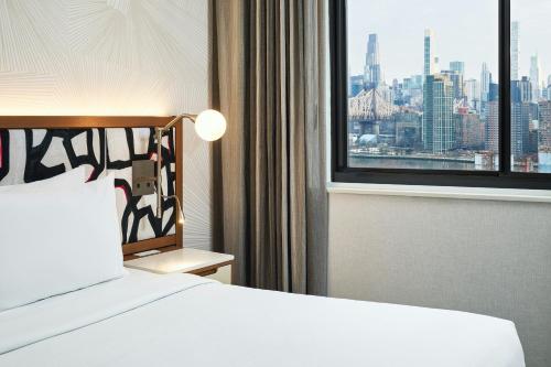 Suite King con vista a la ciudad del hotel SpringHill Suites by Marriott New York Queens. Foto 2