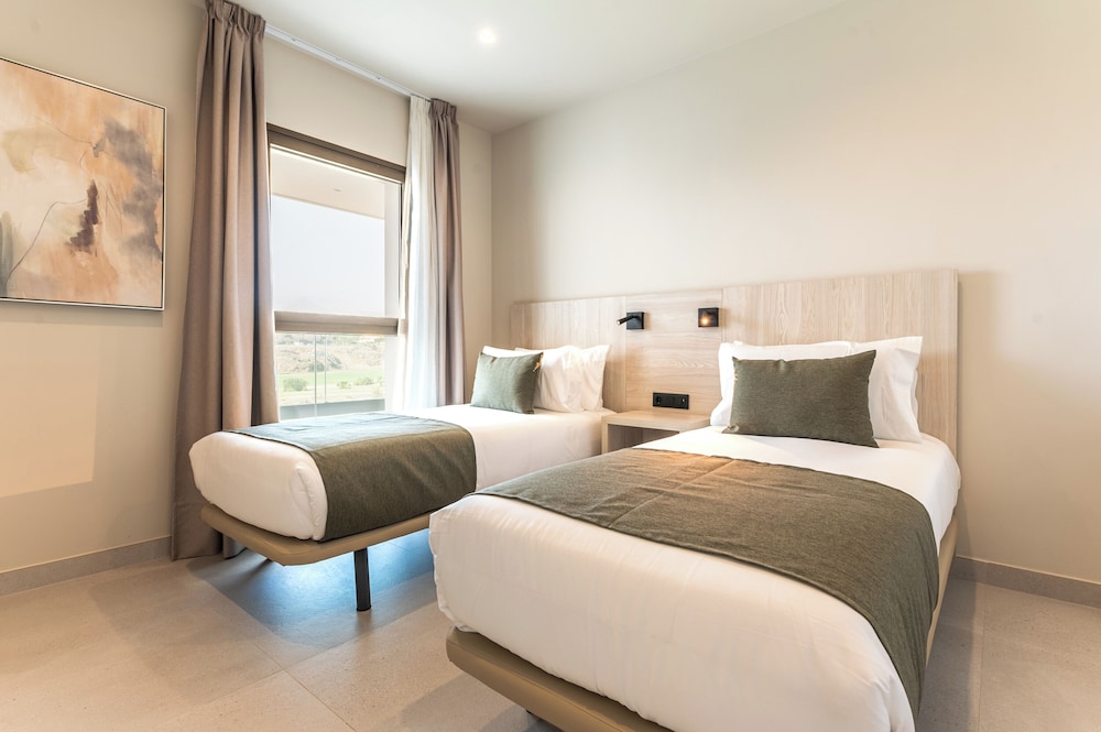 Apartamento familiar, 2 habitaciones, vistas a la piscina del hotel Amarilla Golf Residences. Foto 1