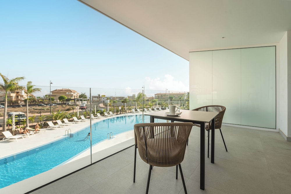 Apartamento familiar, 2 habitaciones, vistas a la piscina del hotel Amarilla Golf Residences. Foto 5