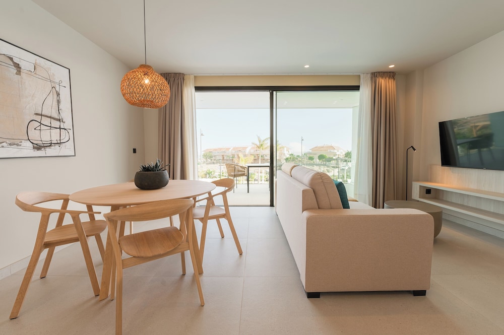 Apartamento Deluxe, 1 habitación, vistas a la piscina del hotel Amarilla Golf Residences. Foto 1