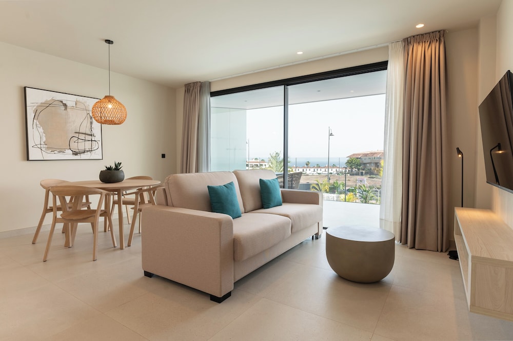 Apartamento Deluxe, 2 habitaciones, vistas a la piscina del hotel Amarilla Golf Residences. Foto 4
