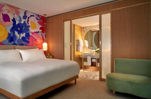 Habitación Superior con cama extragrande - Adaptada para personas de movilidad reducida del hotel The BoTree London, Curio Collection by Hilton. Foto 1