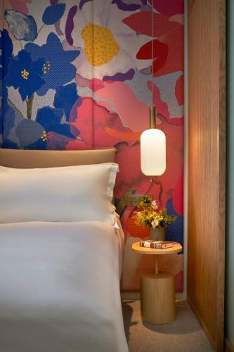 Habitación Premium con cama extragrande - adaptada para personas de movilidad reducida del hotel The BoTree London, Curio Collection by Hilton. Foto 2