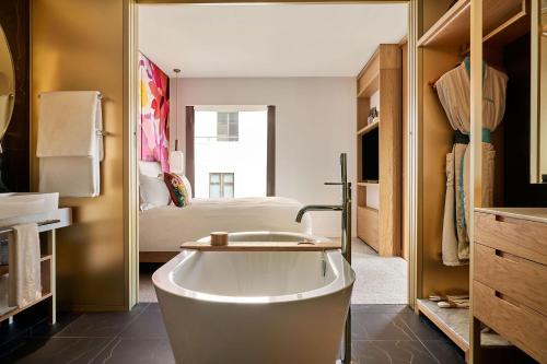 Suite Soho del hotel The BoTree London, Curio Collection by Hilton. Foto 3