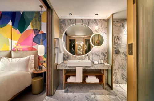 Suite Junior Doble - 2 camas del hotel The BoTree London, Curio Collection by Hilton. Foto 2