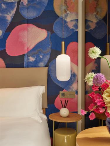 Habitación Superior con cama extragrande - Adaptada para personas de movilidad reducida del hotel The BoTree London, Curio Collection by Hilton. Foto 1