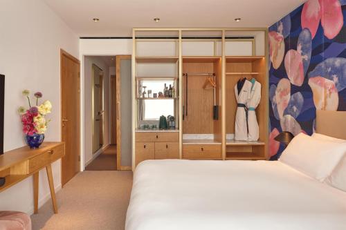 Habitación Premium con cama extragrande - adaptada para personas de movilidad reducida del hotel The BoTree London, Curio Collection by Hilton. Foto 1
