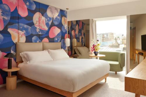 Habitación Premium con cama extragrande - adaptada para personas de movilidad reducida del hotel The BoTree London, Curio Collection by Hilton. Foto 2