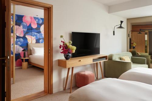 Habitación Familiar del hotel The BoTree London, Curio Collection by Hilton. Foto 1