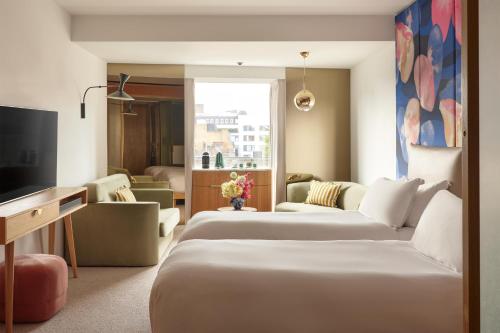 Habitación Familiar del hotel The BoTree London, Curio Collection by Hilton. Foto 3