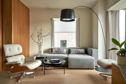 Habitación Familiar de 2 dormitorios del hotel The BoTree London, Curio Collection by Hilton. Foto 5