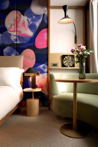 Habitación Premium con cama extragrande - adaptada para personas de movilidad reducida del hotel The BoTree London, Curio Collection by Hilton. Foto 3