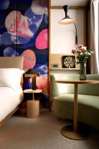 Habitación Premium con cama extragrande - adaptada para personas de movilidad reducida del hotel The BoTree London, Curio Collection by Hilton. Foto 6