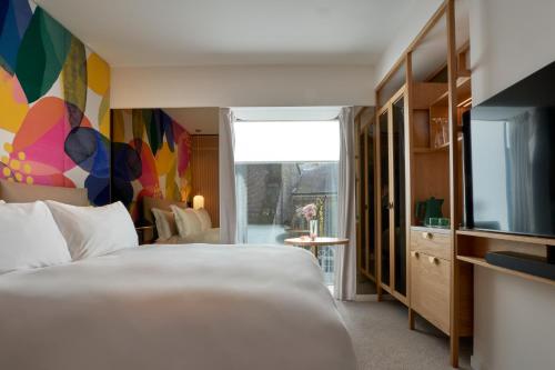 Habitación Superior con cama extragrande - Adaptada para personas de movilidad reducida del hotel The BoTree London, Curio Collection by Hilton. Foto 7