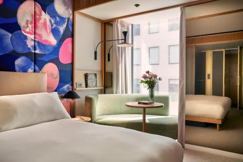 Habitación Superior con cama extragrande del hotel The BoTree London, Curio Collection by Hilton. Foto 5