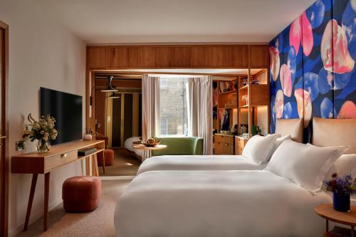 Habitación Doble Deluxe - 2 camas del hotel The BoTree London, Curio Collection by Hilton. Foto 2