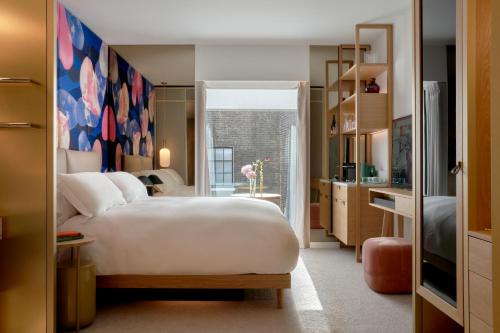 Habitación Deluxe con cama extragrande del hotel The BoTree London, Curio Collection by Hilton. Foto 2