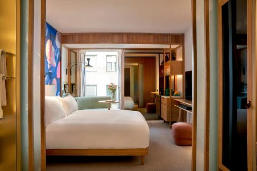 Habitación Deluxe con cama extragrande del hotel The BoTree London, Curio Collection by Hilton. Foto 4