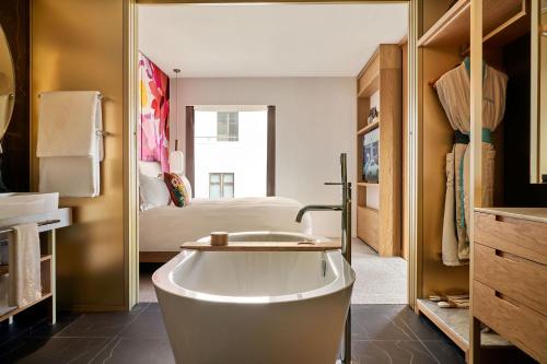 Suite Soho del hotel The BoTree London, Curio Collection by Hilton. Foto 8