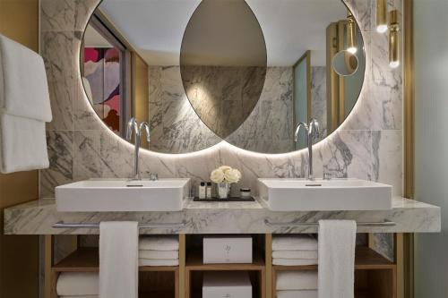 Suite Mayfair del hotel The BoTree London, Curio Collection by Hilton. Foto 1