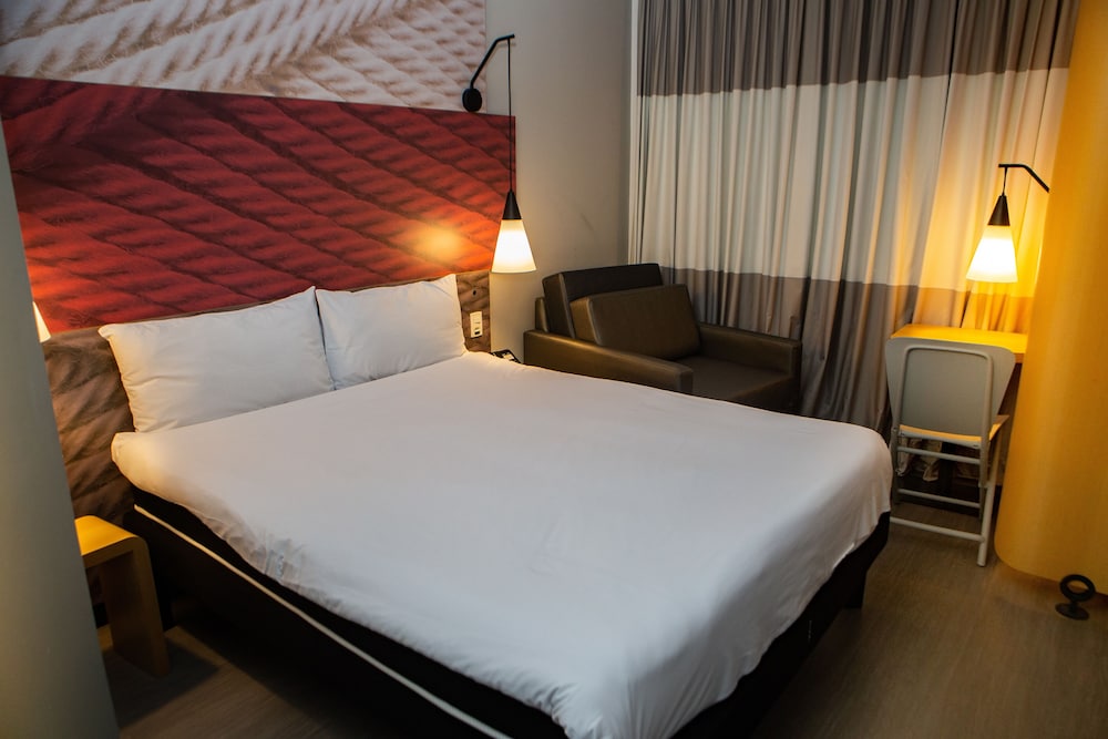 Habitación Standard con una cama doble y cama supletoria para un niño menor de 12 años del hotel Ibis Osasco. Foto 4