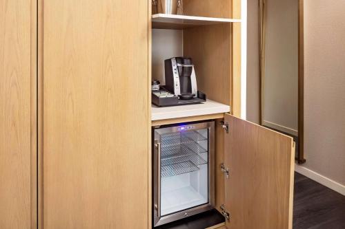 Suite Premier de 1 dormitorio con cama extragrande y sofá cama del hotel Hilton Club The Central at 5th New York