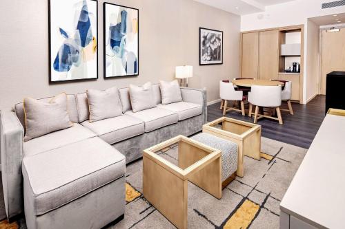 Suite Premier de 1 dormitorio con cama extragrande y sofá cama del hotel Hilton Club The Central at 5th New York. Foto 2