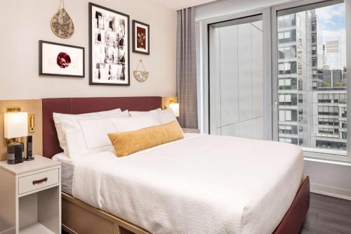 Suite Premier de 1 dormitorio con cama extragrande y sofá cama del hotel Hilton Club The Central at 5th New York. Foto 4