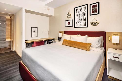 Suite Premier de 1 dormitorio con cama extragrande y sofá cama del hotel Hilton Club The Central at 5th New York. Foto 3