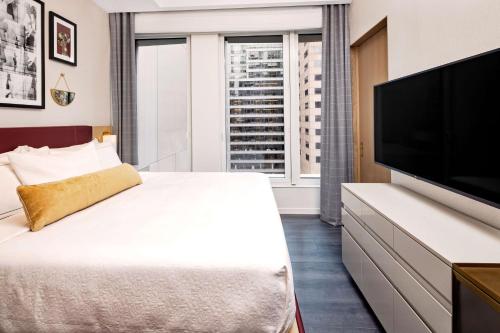 Suite de 1 dormitorio con sofá cama - Cama extragrande del hotel Hilton Club The Central at 5th New York. Foto 5
