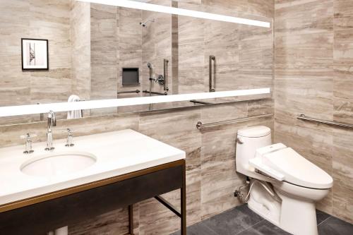 Estudio Plus con cama extragrande del hotel Hilton Club The Central at 5th New York. Foto 1