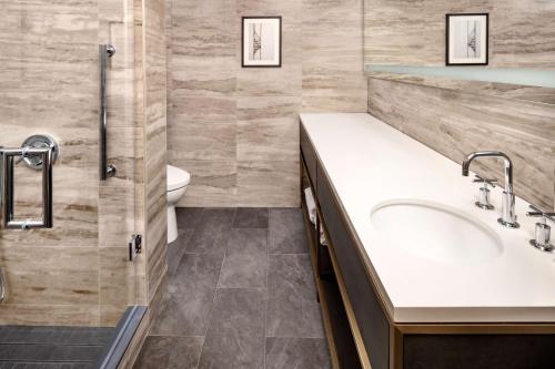 Estudio Premier con cama grande del hotel Hilton Club The Central at 5th New York. Foto 1