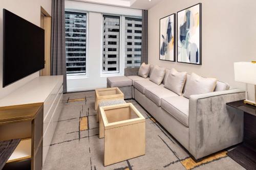 Suite de 1 dormitorio con sofá cama - Cama extragrande del hotel Hilton Club The Central at 5th New York. Foto 5