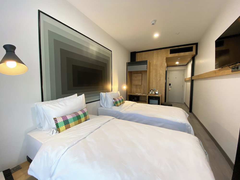 Habitación superior con 2 camas individuales del hotel Ibis Istanbul Airport. Foto 1