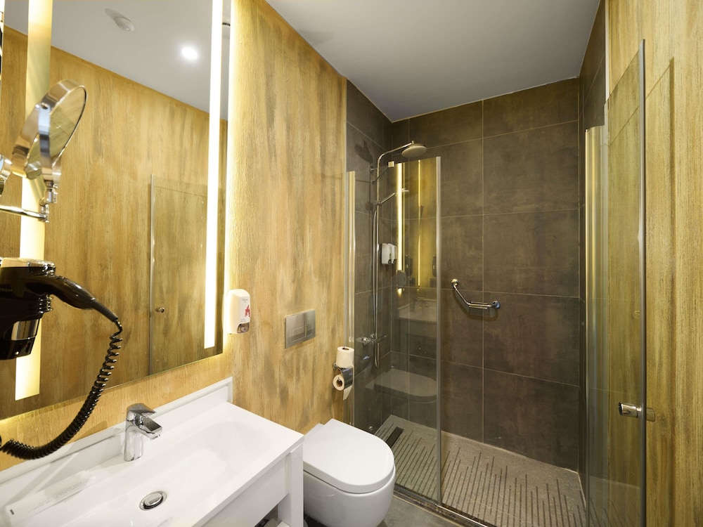 Habitación superior con 2 camas individuales del hotel Ibis Istanbul Airport. Foto 4